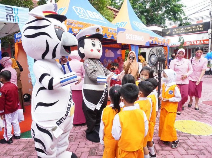 Panggung Boneka Hibur Anak-anak Peserta Vaksinasi di Lamongan