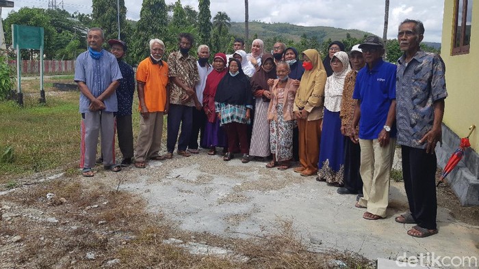 Para mantan tahanan politik pasca Petistiwa 65 dan keluarganya di Savana Jaya, Pulau Buru.
