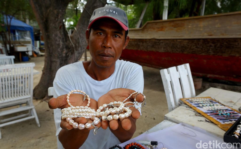 Nasib Pedagang Mutiara di Gili Trawangan yang kini tak jelas pemasukannya karena tak ada wisatawan yang berkunjung.
