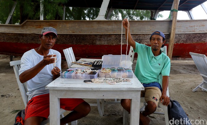 Nasib Pedagang Mutiara di Gili Trawangan yang kini tak jelas pemasukannya karena tak ada wisatawan yang berkunjung.