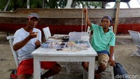 Ia dan kawan-kawan penjual mutiara berharap pandemi cepat selesai dan turis-turis sudah ramai lagi datang ke Lombok dan mampir ke Gili Trawangan. Dari situlah kami mengerti, bahwa pariwisata sudah menjadi sektor lapangan pekerjaan yang sangat menjanjikan.