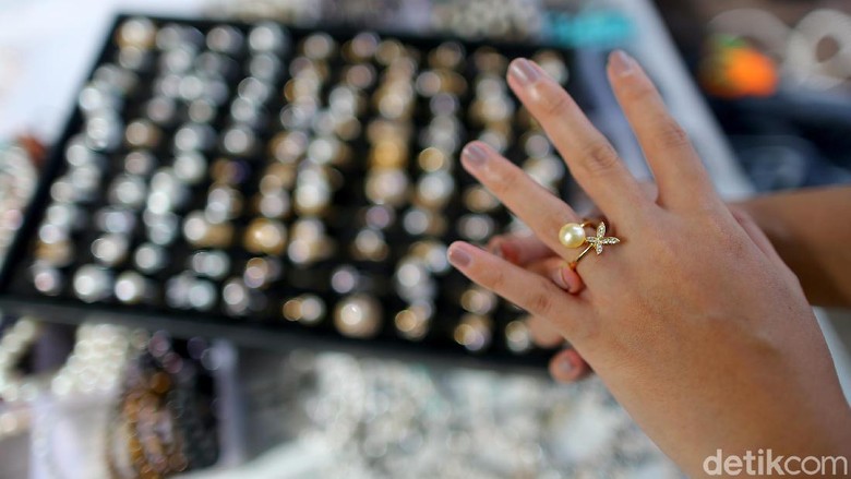 Pedagang Mutiara di Gili Trawangan Nasib Pedagang Mutiara di Gili Trawangan yang kini tak jelas pemasukannya karena tak ada wisatawan yang berkunjung.