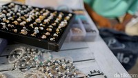 Nasib Pedagang Mutiara di Gili Trawangan yang kini tak jelas pemasukannya karena tak ada wisatawan yang berkunjung. Salah satunya adalah Ahmariadi asal Teluk Nare dan sudah berjualan selama 20 tahun di Gili Trawangan. Ia menjajakan mutiaranya mulai dari harga Rp 50 ribu. Paling mahal, bisa mencapai Rp 1,5 jutaan. Harga itu tergantung besarnya mutiara.