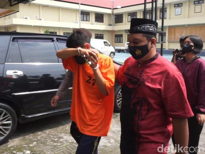 Siswi kelas 6 SD di Mojokerto dua kali dicabuli dan diperkosa sopir truk pabrik karung. Ternyata, siswi berusia 11 tahun itu juga pernah diperkosa seorang karyawan pabrik asal Blitar.