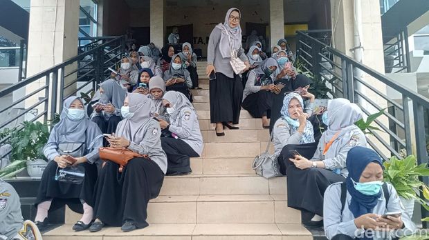 Pemkot Makassar menemukan adanya tenaga kontrak (honorer) fiktif. Ribuan tenaga honorer pun dites ulang. (Ibnu Munsir/detikcom)