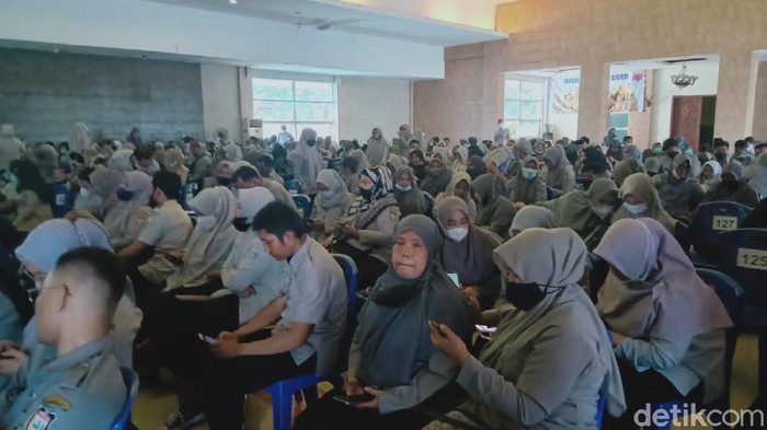Pemkot Makassar menemukan adanya tenaga kontrak (honorer) fiktif. Ribuan tenaga honorer pun dites ulang. (Ibnu Munsir/detikcom)