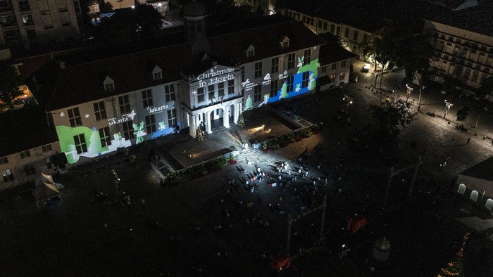 Pemprov DKI Gelar Christmas in Jakarta Pemerintah Provinsi DKI Jakarta menggelar acara 'Christmas in Jakarta' di Kota Tua, Minggu (19/12) malam. Acara ini dalam rangka menyambut Natal 2021.
