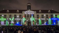 Warga menyaksikan video mapping bernuansa Natal yang ditampilkan saat acara Christmas in Jakarta di Museum Fatahillah.
