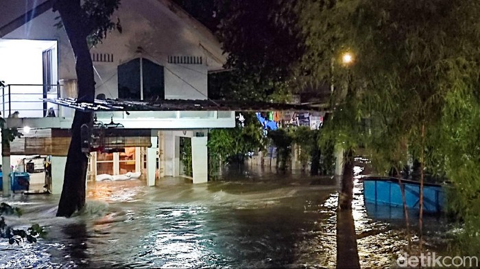 Hujan mengguyur Jakarta hari ini. Sebuah bangunan di Mampang, Jaksel, terpantau terendam malam ini.