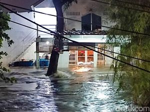 Imbas Hujan Deras, Kawasan Dekat Kali di Mampang Banjir