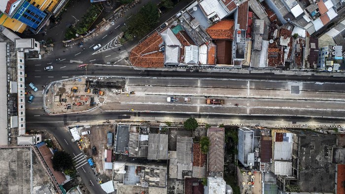 Foto udara pembangunan proyek MRT Fase 2 segmen CP203 Glodok - Kota di Kawasan Glodok, Jakarta, Minggu (19/12/2021). PT MRT Jakarta (Perseroda) pada proyek MRT Jakarta Fase 2A CP203 segmen Glodok-Kota menerapkan skema rekayasa lalu lintas untuk memperlancar pembangunan konstruksi terowongan sepanjang 690 meter dengan total panjang jalur 1,4 kilometer mulai dari Mangga Besar hingga Kota Tua. ANTARA FOTO/Galih Pradipta/aww.