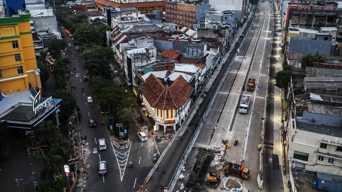 Foto udara pembangunan proyek MRT Fase 2 segmen CP203 Glodok - Kota di Kawasan Glodok, Jakarta, Minggu (19/12/2021). PT MRT Jakarta (Perseroda) pada proyek MRT Jakarta Fase 2A CP203 segmen Glodok-Kota menerapkan skema rekayasa lalu lintas untuk memperlancar pembangunan konstruksi terowongan sepanjang 690 meter dengan total panjang jalur 1,4 kilometer mulai dari Mangga Besar hingga Kota Tua. ANTARA FOTO/Galih Pradipta/aww.