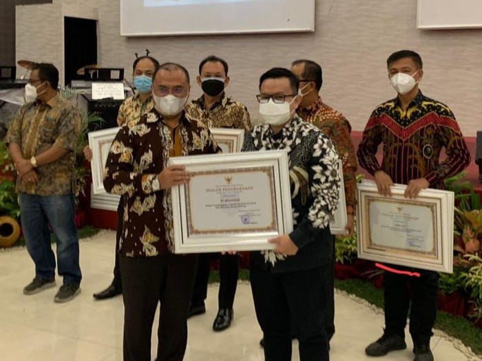 Pengusaha Arbi Leo Dapat Penghargaan dari Pemprov Bangka Belitung