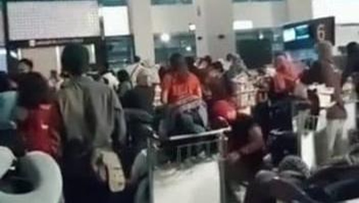 Penumpang numpuk di Bandara Soetta untuk karantina