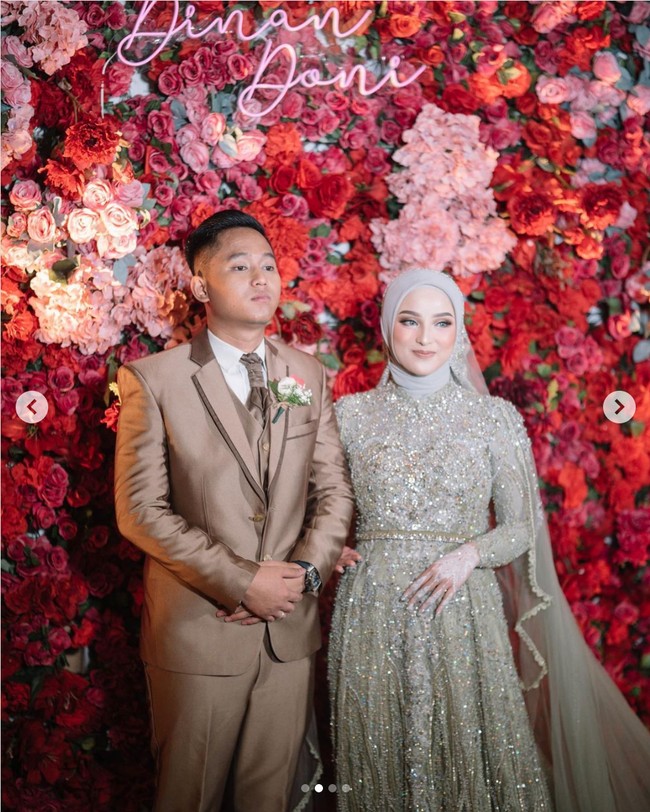 Dalam konten YouTube Doni Salmanan, pria yang baru-baru ini lelang Harley Rp 2 miliar untuk donasi Semeru itu mengungkapkan awal perkenalannya dengan Dinan Nurfajrina, istrinya. “Jadi aku kenal Dinan ini lewat Instagram. Pada waktu itu ada temannya Dinan ngeposting fotonya Dinan terus saya nge-notice, terus aku minta salamin dong,” kisah Doni. Foto: Dok. Instagram @donisalmanan @dinanfajrina