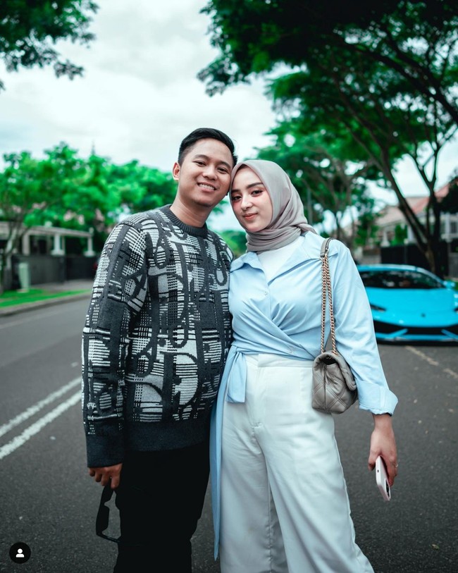 Sosok youtuber Doni Salmanan viral dijuluki crazy rich setelah melakukan sawer Rp 1 miliar untuk Reza Arab. Doni Salmanan dikenal sebagai YouTuber yang sering berbagi informasi tentang dunia otomotif dan trading. Subscriber YouTube Doni saat ini sudah lebih dari 1,85 juta. Foto: Dok. Instagram