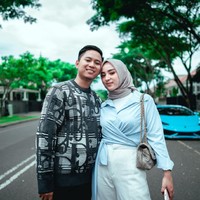 Sosok youtuber Doni Salmanan viral dijuluki crazy rich setelah melakukan sawer Rp 1 miliar untuk Reza Arab. Doni Salmanan dikenal sebagai YouTuber yang sering berbagi informasi tentang dunia otomotif dan trading. Subscriber YouTube Doni saat ini sudah lebih dari 1,85 juta. Foto: Dok. Instagram