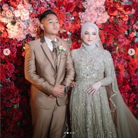 Dalam konten YouTube Doni Salmanan, pria yang baru-baru ini lelang Harley Rp 2 miliar untuk donasi Semeru itu mengungkapkan awal perkenalannya dengan Dinan Nurfajrina, istrinya. “Jadi aku kenal Dinan ini lewat Instagram. Pada waktu itu ada temannya Dinan ngeposting fotonya Dinan terus saya nge-notice, terus aku minta salamin dong,” kisah Doni. Foto: Dok. Instagram @donisalmanan @dinanfajrina