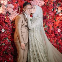 Sedangkan Dinan saat pertamakali bertemu dengan Doni Salmanan mengatakan terkesan dengan suara sang YouTuber. “Pas ngobrol enak banget nyambung. Terus suara kamu tuh enak banget didengar masuk ke telinga,” kata Dinan Nurfajrina yang membuat Doni tersenyum-senyum malu di video YouTube berjudul Ｑ＆A with DINAN FAJRINA - KEJUJURAN AKHIRNYA TERUNGKAP. Foto: Dok. Instagram @donisalmanan @dinanfajrina