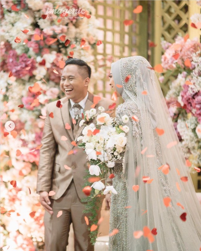 Setelah saling mengenal via Instagram, Doni Salmanan dan Dinan saling bertemu muka. Kesan pertama Doni saat bertemu, dia terkesima dengan kecantikan Dinan. YouTuber tersebut juga kagum dengan sifat-sifat baik Dinan. Foto: Dok. Instagram @donisalmanan @dinanfajrina