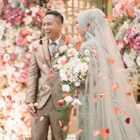 Setelah saling mengenal via Instagram, Doni Salmanan dan Dinan saling bertemu muka. Kesan pertama Doni saat bertemu, dia terkesima dengan kecantikan Dinan. YouTuber tersebut juga kagum dengan sifat-sifat baik Dinan. Foto: Dok. Instagram @donisalmanan @dinanfajrina