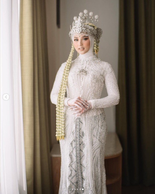 Inilah Dinan Nurfajrina, selebgram dan YouTuber yang menjadi istri Doni Salmanan. Dinan tampil memesona dalam balutan busana adat Sunda di hari pernikahannya dengan Doni. Foto: Dok. Instagram @donisalmanan @dinanfajrina