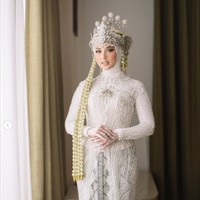 Inilah Dinan Nurfajrina, selebgram dan YouTuber yang menjadi istri Doni Salmanan. Dinan tampil memesona dalam balutan busana adat Sunda di hari pernikahannya dengan Doni. Foto: Dok. Instagram @donisalmanan @dinanfajrina