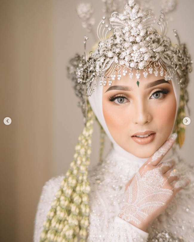 Seperti Doni Salmanan, Dinan juga eksis di YouTube. Channel YouTube miliknya kerap mengunggah soal tips kecantikan dan review skincare. Subscriber YouTube Dinan Nurfajrina saat ini mencapai 4,1 ribu. Foto: Dok. Instagram @donisalmanan @dinanfajrina