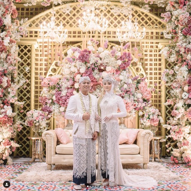 “Alhamdulillah , hari ini tanggal 14 desember 2021 kamu @dinanfajrina Sah menjadi istriku 💍🥰 Bismillah berjuang bareng untuk menjadi pribadi yang lebih baik,” demikian Doni Salmanan menulis dalam unggahannya di Instagram @donisalmanan. Foto: Dok. Instagram @donisalmanan @dinanfajrina