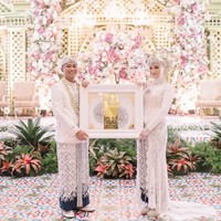 Saat Doni Salmanan mengucapkan ijab kabul terungkap mahar atau mas kawin yang diberikannya untuk Dinan. Mas kawin pernikahan Doni Salmanan dan Dinan Nurfajrina adalah berlian seberat 4,666 karat dan uang sebesar US$ 15 ribu atau sekita Rp 215 juta. Foto: Dok. Instagram @donisalmanan @dinanfajrina