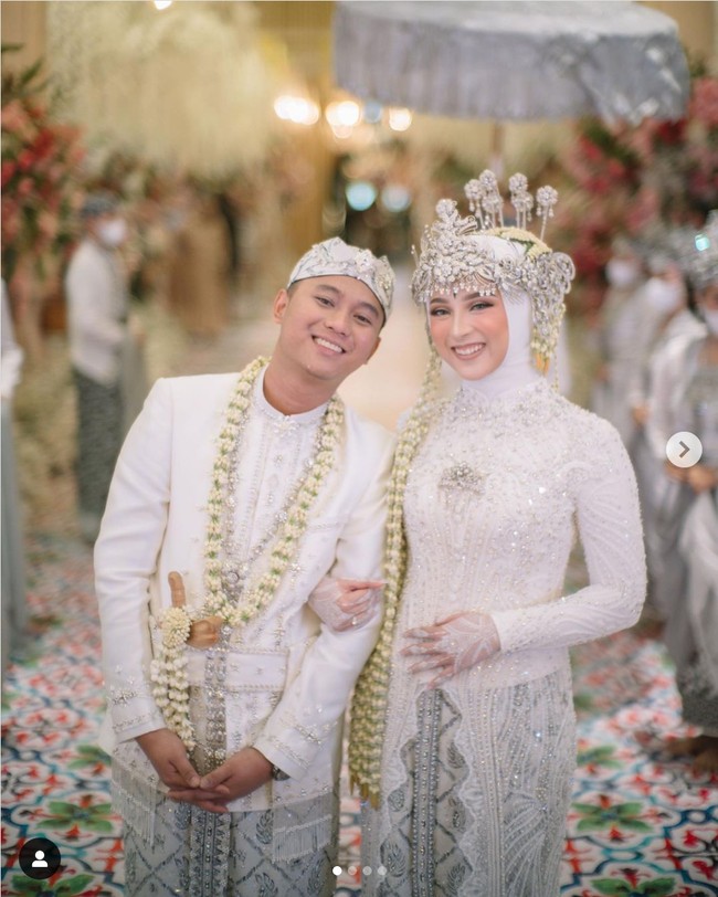 Doni Salmanan sang crazy rich Bandung resmi melepas masa lajangnya pada 14 Desember 2021. Melalui Instagram, Doni memperlihatkan video akad nikahnya dengan selebgram dan YouTuber Dinan Nurfajrina. Foto: Dok. Instagram @donisalmanan @dinanfajrina