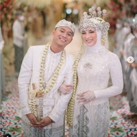 Doni Salmanan sang crazy rich Bandung resmi melepas masa lajangnya pada 14 Desember 2021. Melalui Instagram, Doni memperlihatkan video akad nikahnya dengan selebgram dan YouTuber Dinan Nurfajrina. Foto: Dok. Instagram @donisalmanan @dinanfajrina