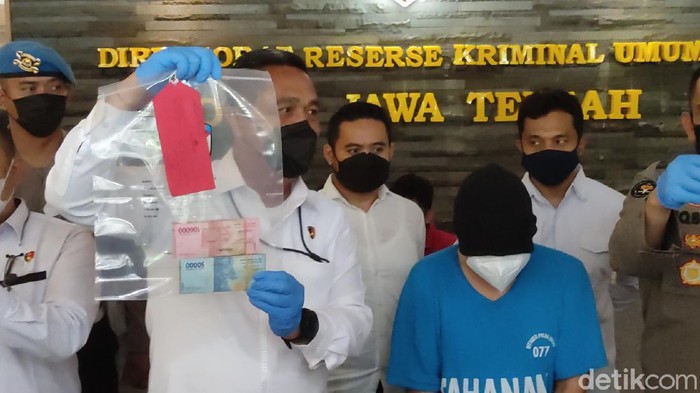 Polisi mengamankan sejumlah barang bukti (barbuk) dalam kasus prostitusi selebgram dan disc jockey (DJ) warga negara (WN) Brazil di Semarang.
