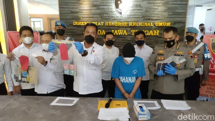 Polda Jeteng Bongkar Prostitusi Selebgram di Semarang Polisi mengamankan sejumlah barang bukti (barbuk) dalam kasus prostitusi selebgram dan disc jockey (DJ) warga negara (WN) Brazil di Semarang.