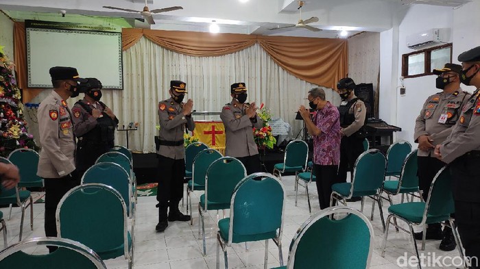 Polisi melakukan pengecekan di gereja Pacitan