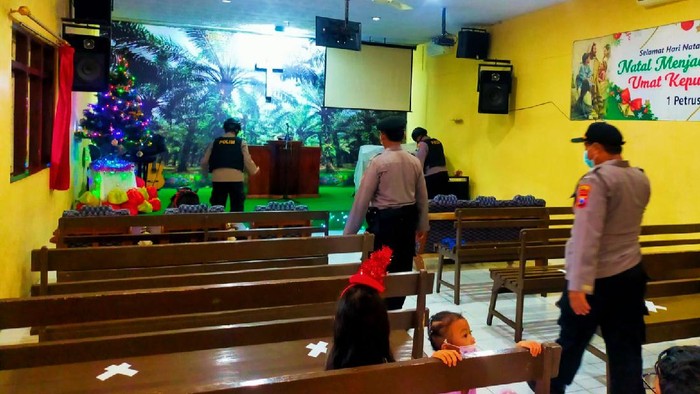Polresta Banyuwangi Mulai Sterilisasi Gereja Untuk Lisa Natal 2021
