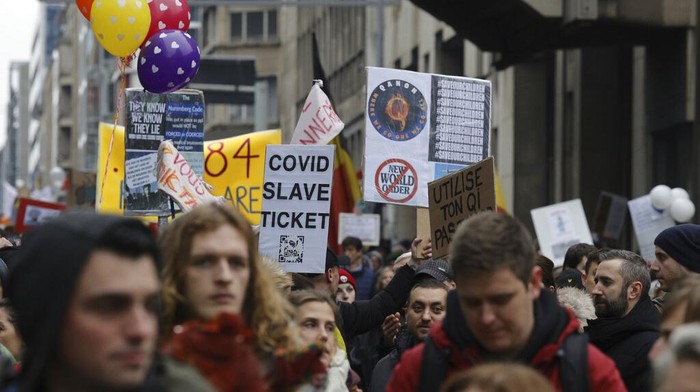 Ribuan pengunjuk rasa di Brussels kembali turun ke jalan untuk ketiga kalinya. Mereka menentang pembatasan COVID-19 yang diberlakukan oleh pemerintah Belgia, Minggu, (19/12/2021).