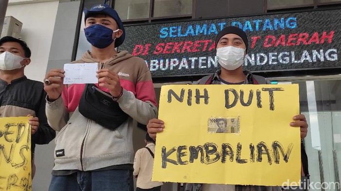 Protes warga soal hadiah Bupati Cup di Pandeglang/