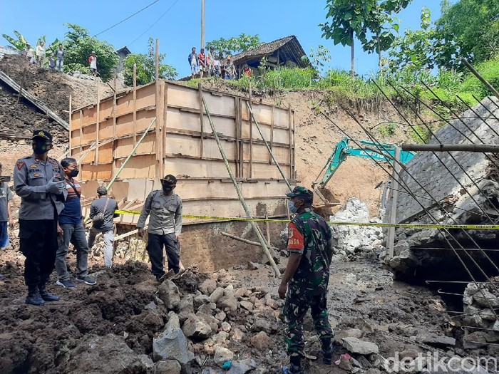 Proyek jembatan di Ponorogo ambruk menimpa dua pekerja hingga tewas. Polisi menemukan fakta baru terkait proyek jembatan di Desa Grogol, Kecamatan Sawoo tersebut.