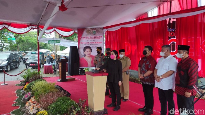 Ketua DPR RI Puan Maharani meresmikan jalan Dr Ir Soekarno di Kepanjen, Kabupaten Malang. Jalan penghubung Malang-Blitar atau Jalur Lingkar Barat (Jalibar) itu sebelumnya tak bernama.