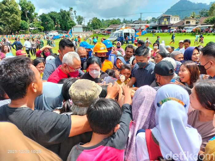 Ketua DPR Puan Maharani mengunjungi tenda pengungsi korban erupsi Gunung Semeru, di lapangan SDN 02 Kecamatan Pronojiwo, Lumajang. Puan langsung disambut warga dan anak-anak korban erupsi.