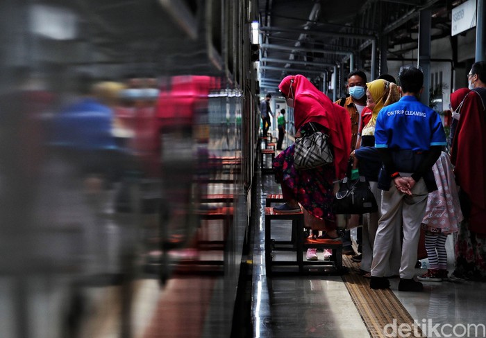 Ratusan penumpang bersiap menaiki kereta api jarak jauh di kawasan Stasiun Pasar Senen, Jakarta Pusat, Senin (20/12).