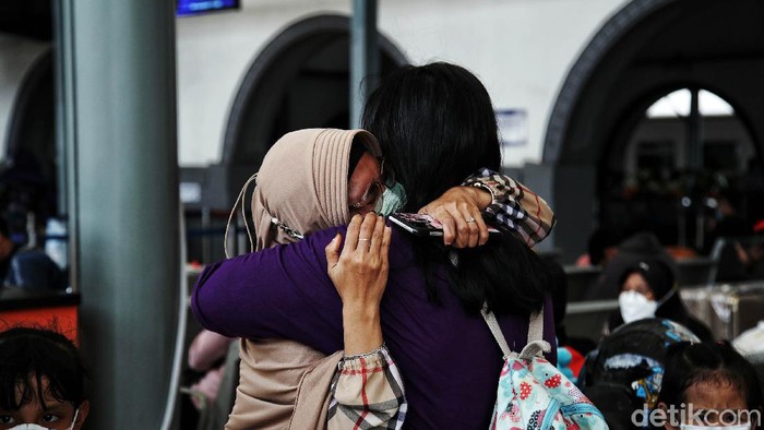 Ramainya Penumpang yang Berlibur Nataru Lebih Awal Ratusan penumpang bersiap menaiki kereta api jarak jauh di kawasan Stasiun Pasar Senen, Jakarta Pusat, Senin (20/12).