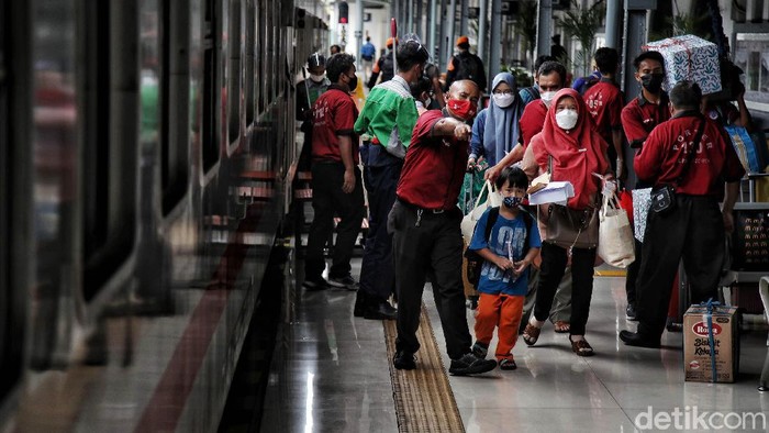 Ratusan penumpang bersiap menaiki kereta api jarak jauh di kawasan Stasiun Pasar Senen, Jakarta Pusat, Senin (20/12).