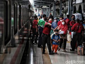 Penumpang Kereta Api di Stasiun Yogyakarta Melonjak