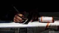 Calon penumpang sedang memesan tiket di Stasiun Pasar Senen.