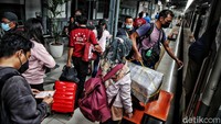 Sejumlah penumpang menaiki kereta yang akan mengantar mereka ke sejumlah kota di Pulau Jawa.