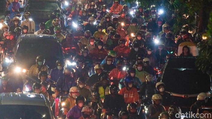 Sabar Gaes, Jalan Tendean Macet Banget! Jalan Tendean di Jaksel terpantau macet malam ini. Bagi pengendara, harap bersabar ya.