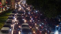 Kemacetan terjadi seusai hujan deras dan di jam pulang kerja.