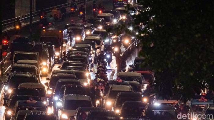 Sabar Gaes, Jalan Tendean Macet Banget! Jalan Tendean di Jaksel terpantau macet malam ini. Bagi pengendara, harap bersabar ya.